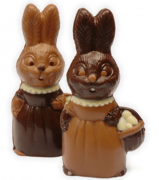 Hasenmädchen mit Eierkorb aus Schokolade