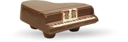 Schokoladen-Klavier gefüllt mit Pralinen
