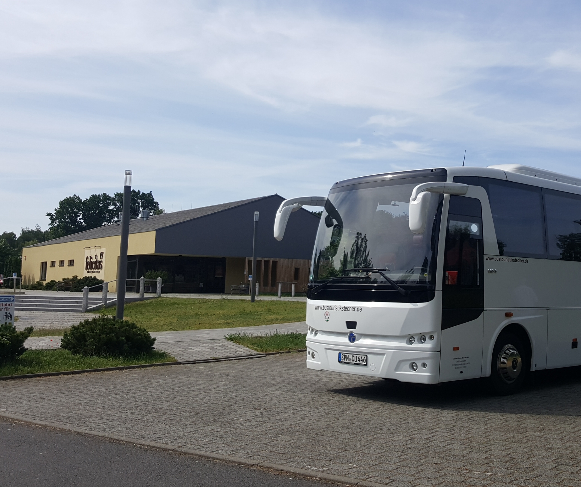 Bus-vor-Schokoladenland_2